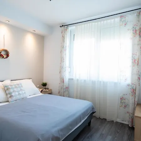 דירה Medences, Teraszos Uj Apartman Parthoz Koezel *