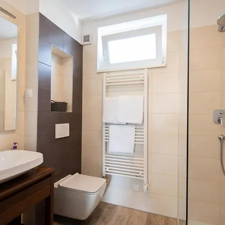 Medences, Teraszos Uj Apartman Parthoz Koezel שיופוק