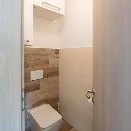 Medences, Teraszos Uj Apartman Parthoz Koezel *