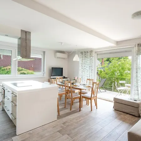 Medences, Teraszos Uj Apartman Parthoz Koezel דירה שיופוק