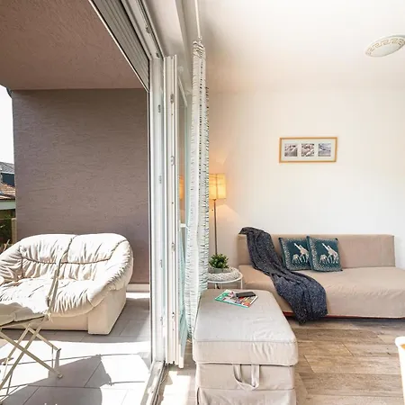Medences, Teraszos Uj Apartman Parthoz Koezel *