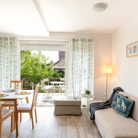 Medences, Teraszos Uj Apartman Parthoz Koezel *